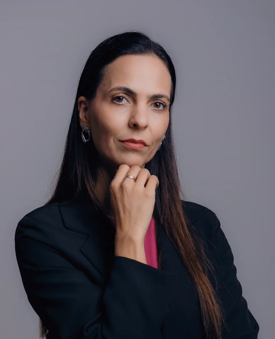 Catiane Strottmann, psicóloga, em retrato de estúdio